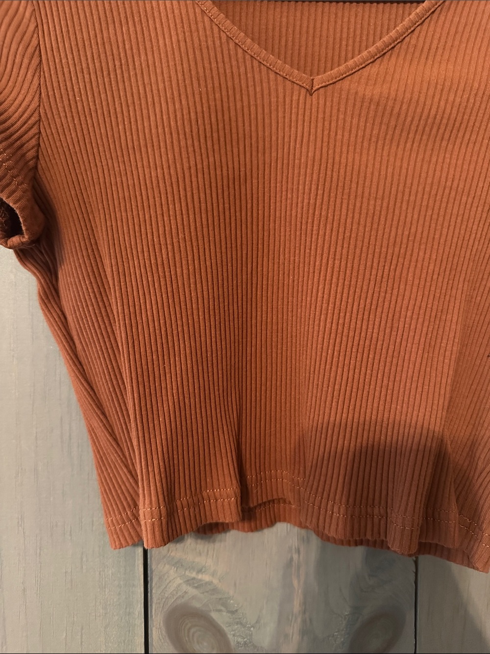 SHEIN Ribbed V-Neck Rust Crop Top - Picture 2 of 4